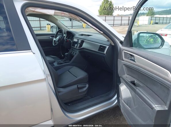 1V2KR2CA7JC575869 2018 VOLKSWAGEN ATLAS Silver Widok wnętrza z przodu