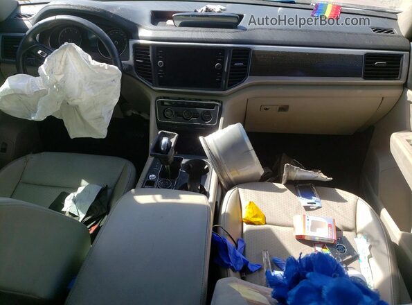 1V2LR2CA1JC548767 2018 VOLKSWAGEN ATLAS Red Vista del salpicadero