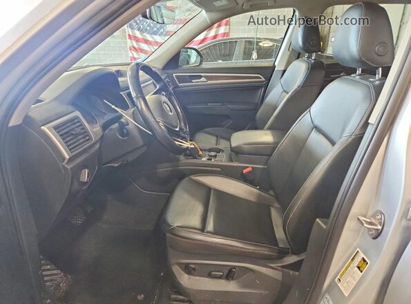 1V2LR2CA2JC573340 2018 VOLKSWAGEN ATLAS Серебряный Вид салона спереди