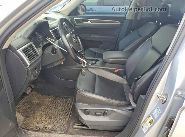 1V2LR2CAXJC543163 2018 VOLKSWAGEN ATLAS Серебряный Вид салона спереди