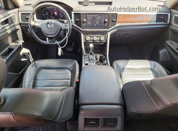 1V2NR2CA6JC550698 2018 VOLKSWAGEN ATLAS Красный Вид панели приборов