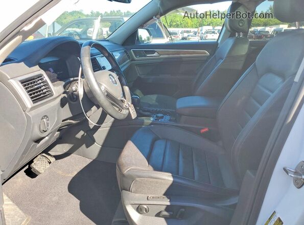 1V2NR2CA7JC560642 2018 VOLKSWAGEN ATLAS White Front interior view