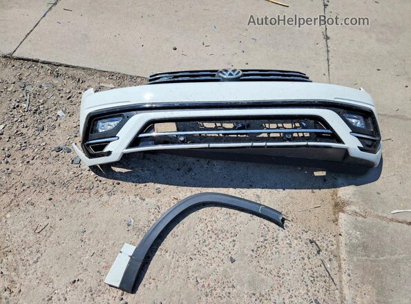 1V2SR2CA5JC591892 2018 VOLKSWAGEN ATLAS White Widok naklejki z numerem VIN