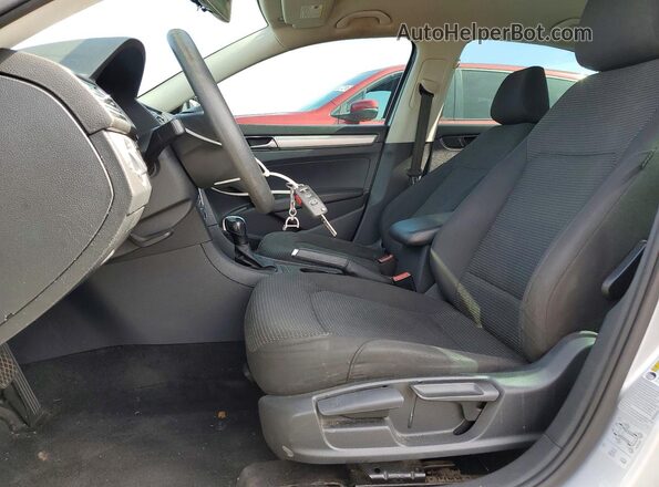 1VWAT7A34HC045365 2017 VOLKSWAGEN PASSAT Серебряный Вид салона спереди