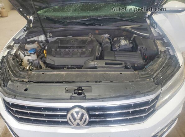 1VWBA7A36JC021889 2018 VOLKSWAGEN PASSAT White Rear interior view