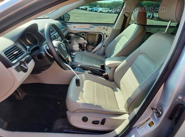1VWDT7A34HC078203 2017 VOLKSWAGEN PASSAT Silver Widok wnętrza z przodu