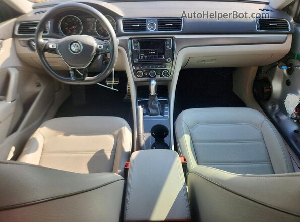 1VWDT7A34HC078203 2017 VOLKSWAGEN PASSAT Silver Widok deski rozdzielczej