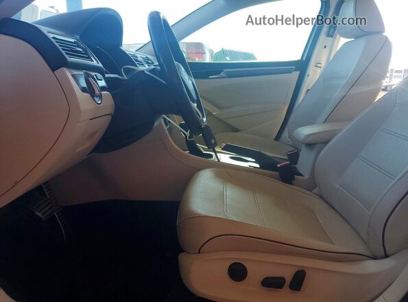 1VWDT7A39HC024847 2017 VOLKSWAGEN PASSAT White წინა სალონის ხედი