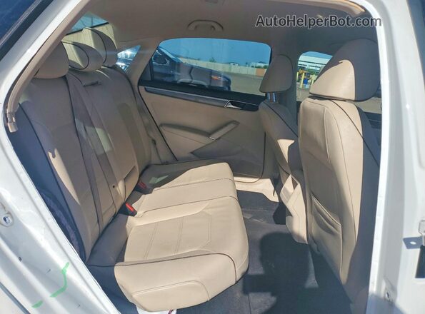 1VWDT7A39HC024847 2017 VOLKSWAGEN PASSAT White უკანა სავარძლების ხედი