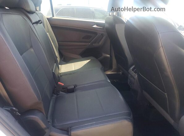 3VV3B7AX2JM074161 2018 VOLKSWAGEN TIGUAN White Widok wnętrza z tyłu