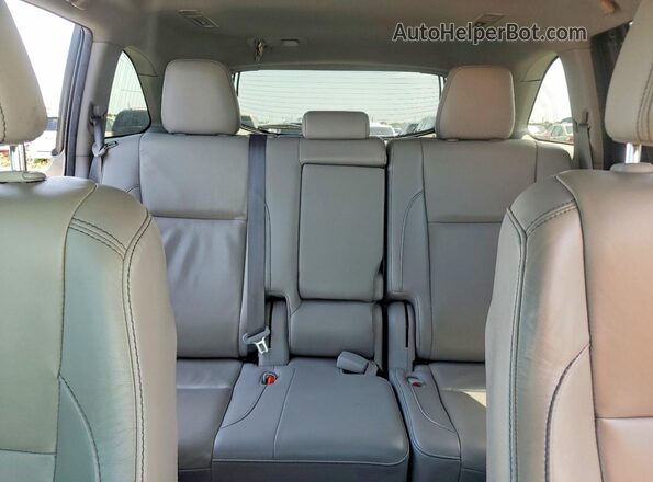 5TDKZRFH6KS352564 2019 TOYOTA HIGHLANDER Silver Widok wnętrza z tyłu