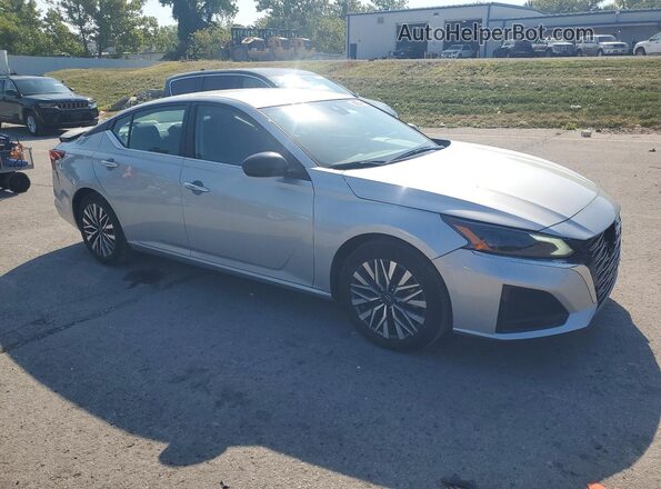 1N4BL4DV6SN403683 2025 NISSAN ALTIMA Silver Widok z przodu
