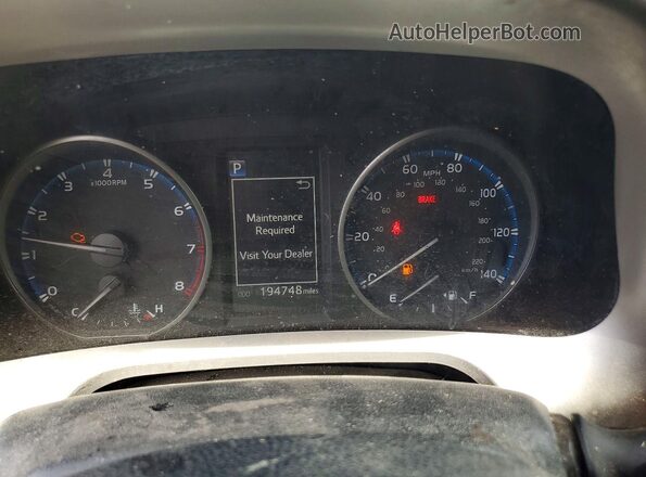 JTMZFREV3JD128256 2018 TOYOTA RAV4 Silver Widok tylnych siedzeń