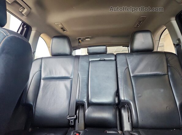 5TDKZRFH8HS516910 2017 TOYOTA HIGHLANDER Серебряный Вид задней части салона