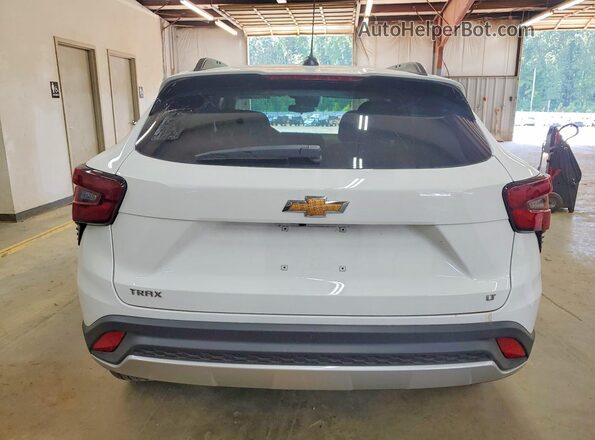 KL77LHEP6TC065493 2026 CHEVROLET TRAX Белый Вид салона спереди