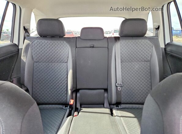 3VV1B7AX7JM066757 2018 VOLKSWAGEN TIGUAN White Vista interior trasera