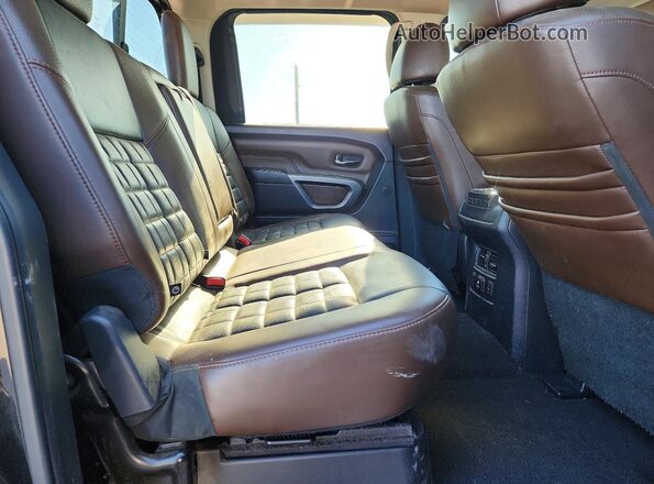 1N6AA1F41HN507860 2017 NISSAN TITAN Black Widok wnętrza z tyłu