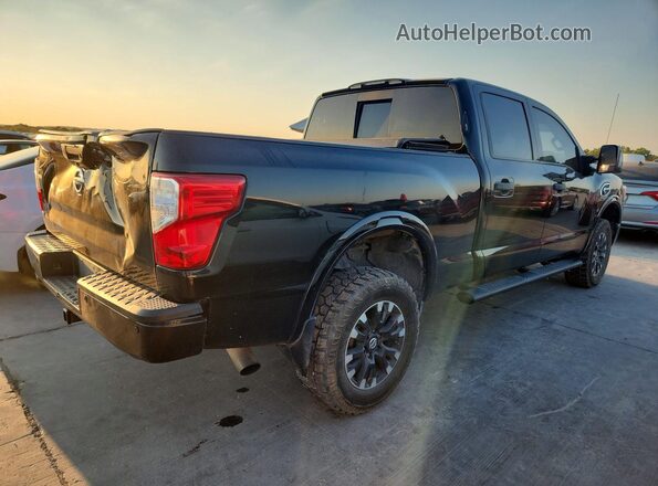 1N6BA1F4XJN517457 2018 NISSAN TITAN Черный Передняя правая четверть