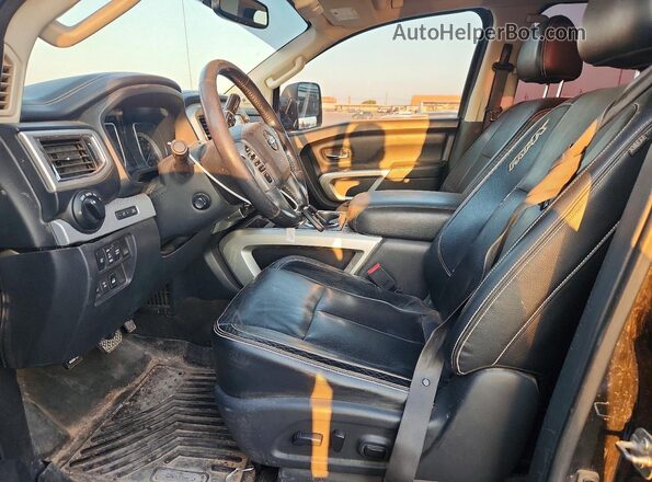 1N6BA1F4XJN517457 2018 NISSAN TITAN Черный Вид панели приборов