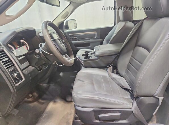 3C6JR6DG7KG506239 2019 RAM 1500 Белый Вид панели приборов