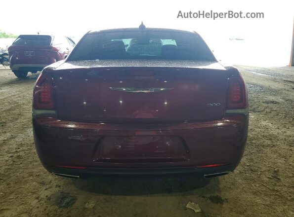 2C3CCAAG1LH128371 2020 CHRYSLER 300 Maroon Вид ззаду