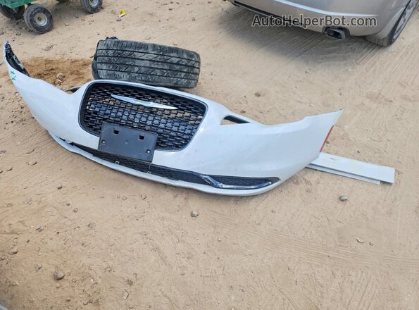 2C3CCAAG6JH308250 2018 CHRYSLER 300 White Vista del compartimento del motor