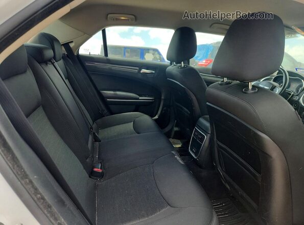 2C3CCAAG6JH308250 2018 CHRYSLER 300 White Vista de los asientos traseros