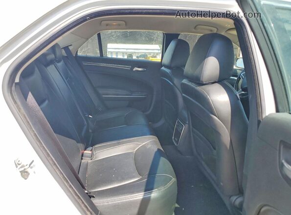 2C3CCAAG8KH626064 2019 CHRYSLER 300 White Widok tylnych siedzeń