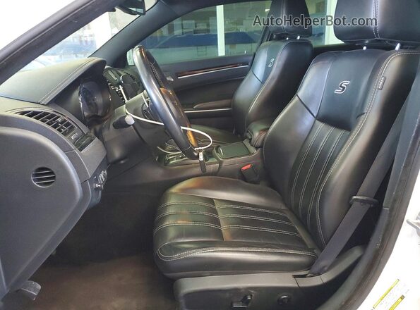 2C3CCABG9JH240038 2018 CHRYSLER 300 Белый Вид салона спереди