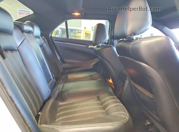2C3CCABG9JH240038 2018 CHRYSLER 300 Белый Вид задних сидений