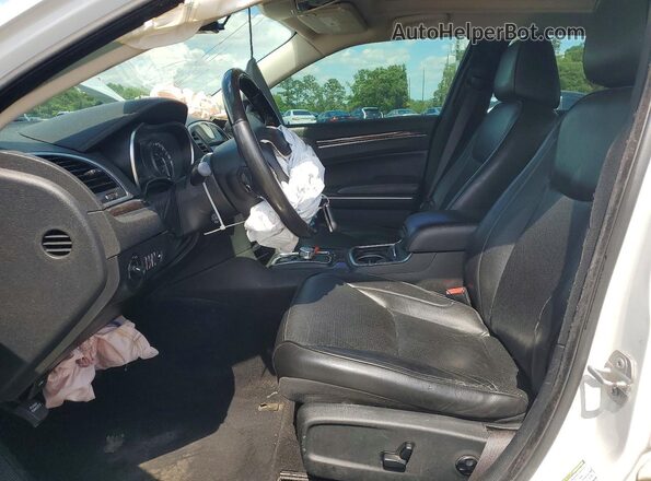 2C3CCAEG2KH659135 2019 CHRYSLER 300 White Вид салону спереду