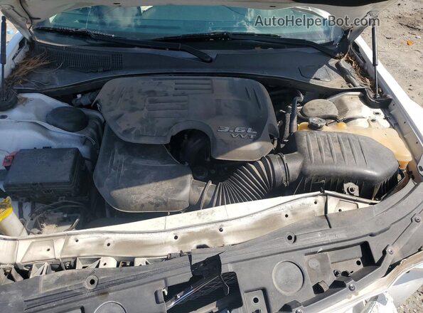 2C3CCAEG2KH659135 2019 CHRYSLER 300 White Вид задньої частини салону