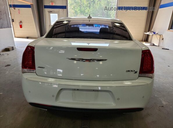 2C3CCAGG0HH582660 2017 CHRYSLER 300 White უკანა ხედი