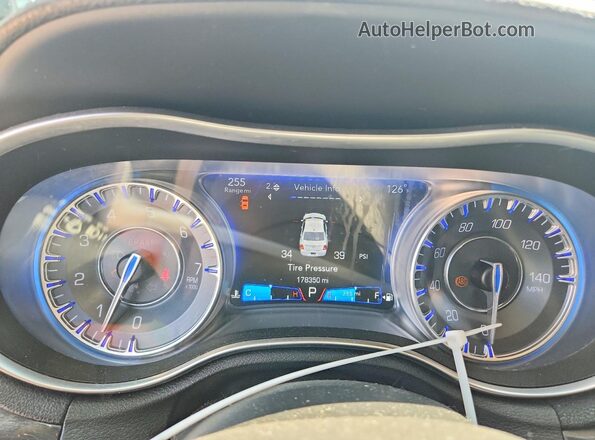 2C3CCARG5HH534939 2017 CHRYSLER 300 Белый Вид щитка приборов