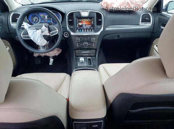 2C3CCARGXJH191891 2018 CHRYSLER 300 Белый Вид панели приборов