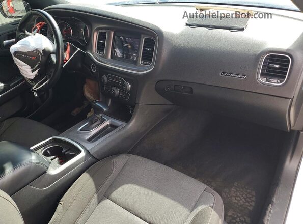 2C3CDXBG0NH216202 2022 DODGE CHARGER White Widok deski rozdzielczej