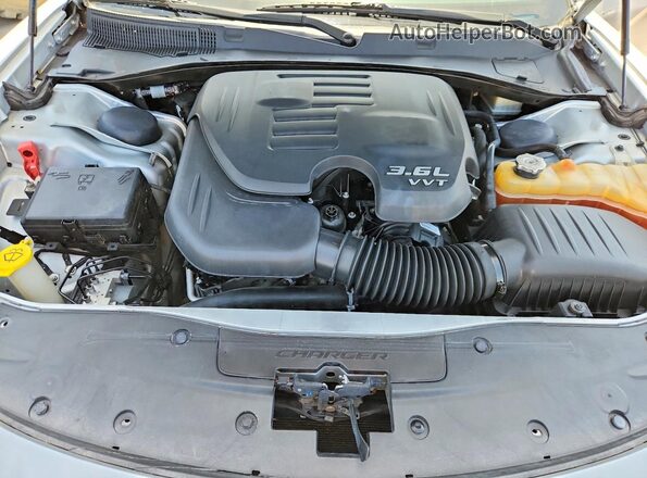 2C3CDXBG7KH748297 2019 DODGE CHARGER Silver Rear interior view