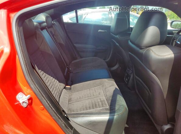 2C3CDXCT0JH241106 2018 DODGE CHARGER Red Widok tylnych siedzeń