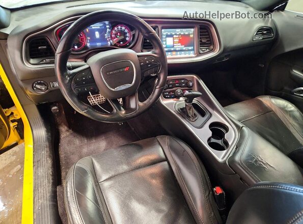 2C3CDZBT0JH178652 2018 DODGE CHALLENGER Yellow Вид панелі приладів