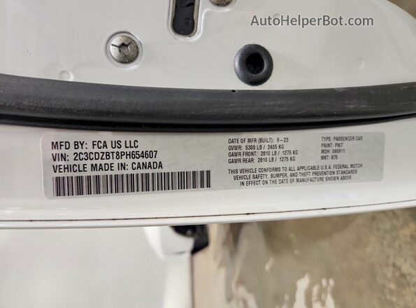 2C3CDZBT8PH654607 2023 DODGE CHALLENGER Белый Вид наклейки с VIN-кодом