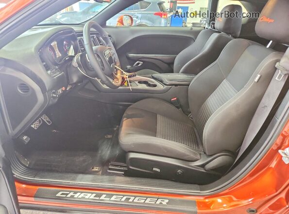 2C3CDZKG8MH587344 2021 DODGE CHALLENGER Orange Вид салону спереду