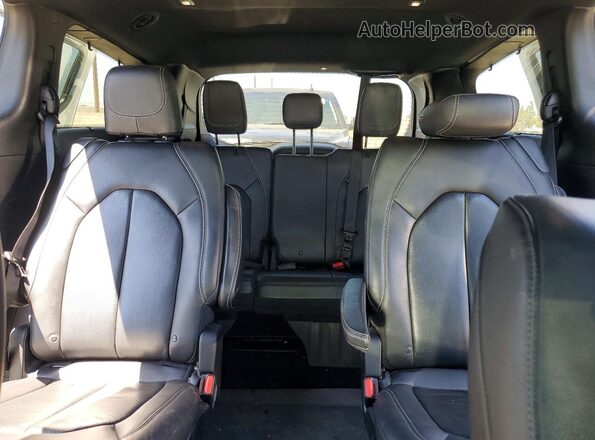 2C4RC1BG0JR228392 2018 CHRYSLER PACIFICA White Widok tylnych siedzeń