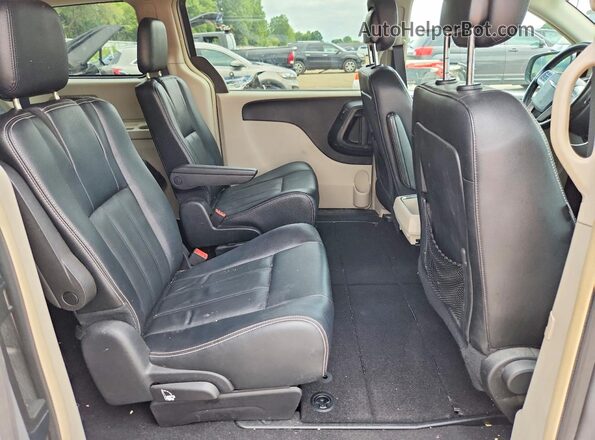 2C4RC1BG2GR229200 2016 CHRYSLER TOWN Серебряный Вид задней части салона