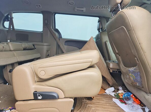 2C4RC1BG3GR281161 2016 CHRYSLER TOWN Белый Вид задней части салона