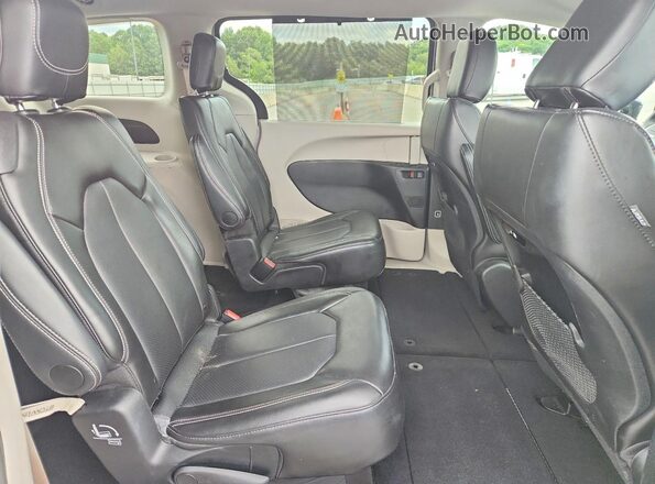 2C4RC1BG7RR149099 2024 CHRYSLER PACIFICA Silver Widok wnętrza z tyłu