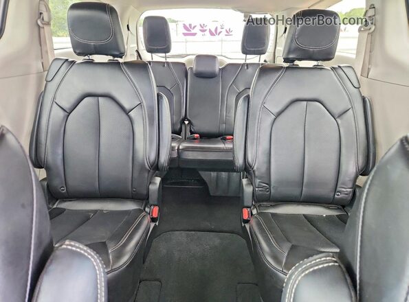2C4RC1BG7RR149099 2024 CHRYSLER PACIFICA Silver Widok tylnych siedzeń