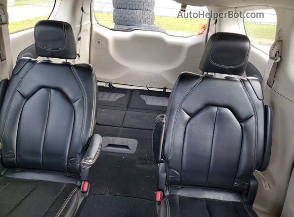 2C4RC1BG8PR582198 2023 CHRYSLER PACIFICA Серебряный Вид задних сидений