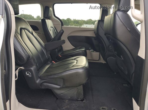 2C4RC1BG8PR582198 2023 CHRYSLER PACIFICA Серебряный Вид задней части салона