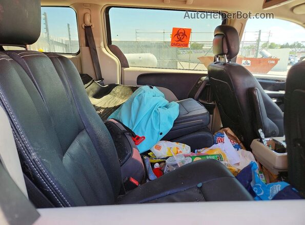 2C4RC1BG9GR288650 2016 CHRYSLER TOWN Silver Вид задньої частини салону