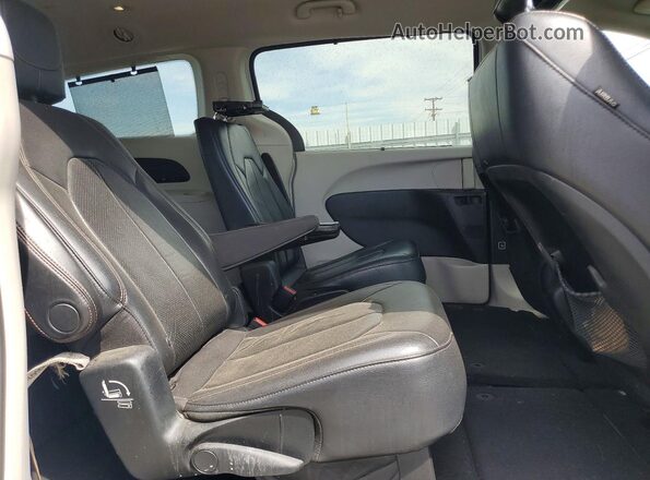 2C4RC1BGXJR110558 2018 CHRYSLER PACIFICA White უკანა სალონის ხედი